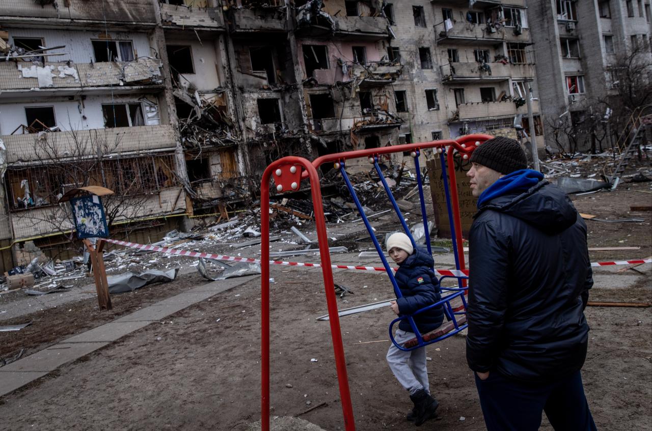 Los lugareños aceptan la devastación en Kiev