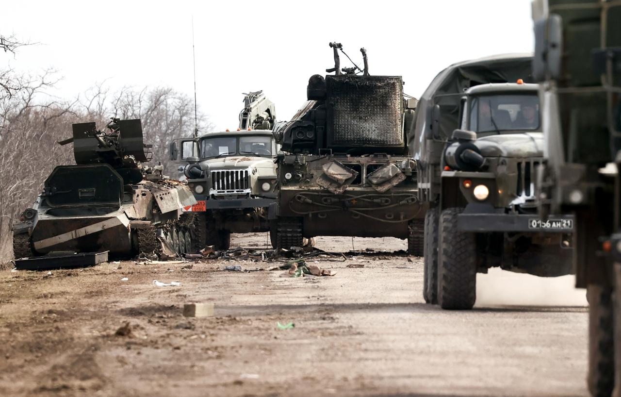 Armadura rusa destrozada en el puesto de control de Peresko en la frontera con Ucrania después de la feroz batalla de hoy