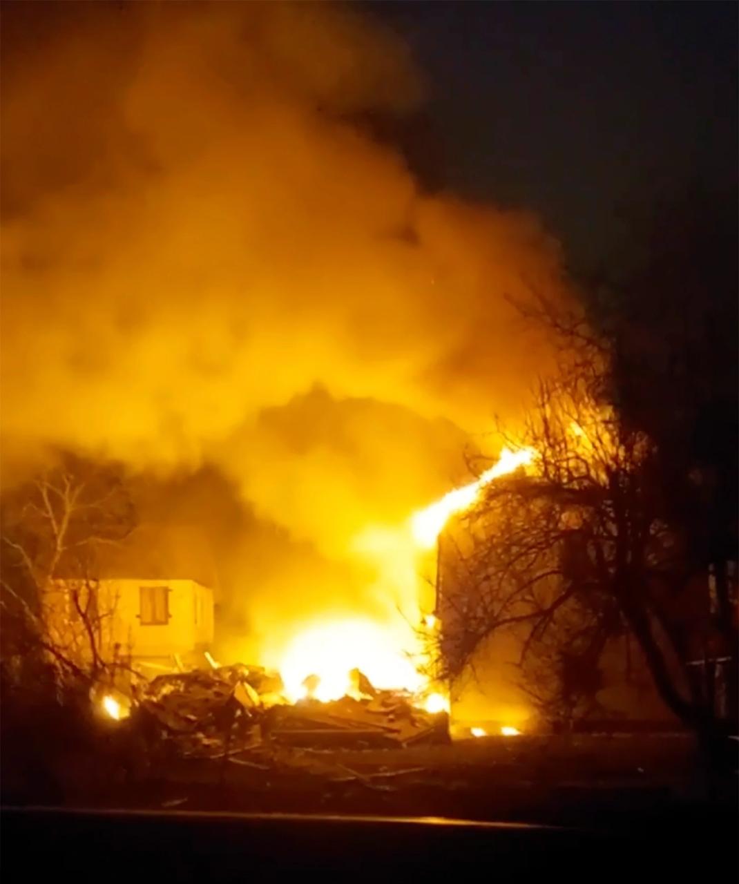 Según los informes, el avión se estrelló contra una casa en Kiev el viernes por la mañana.