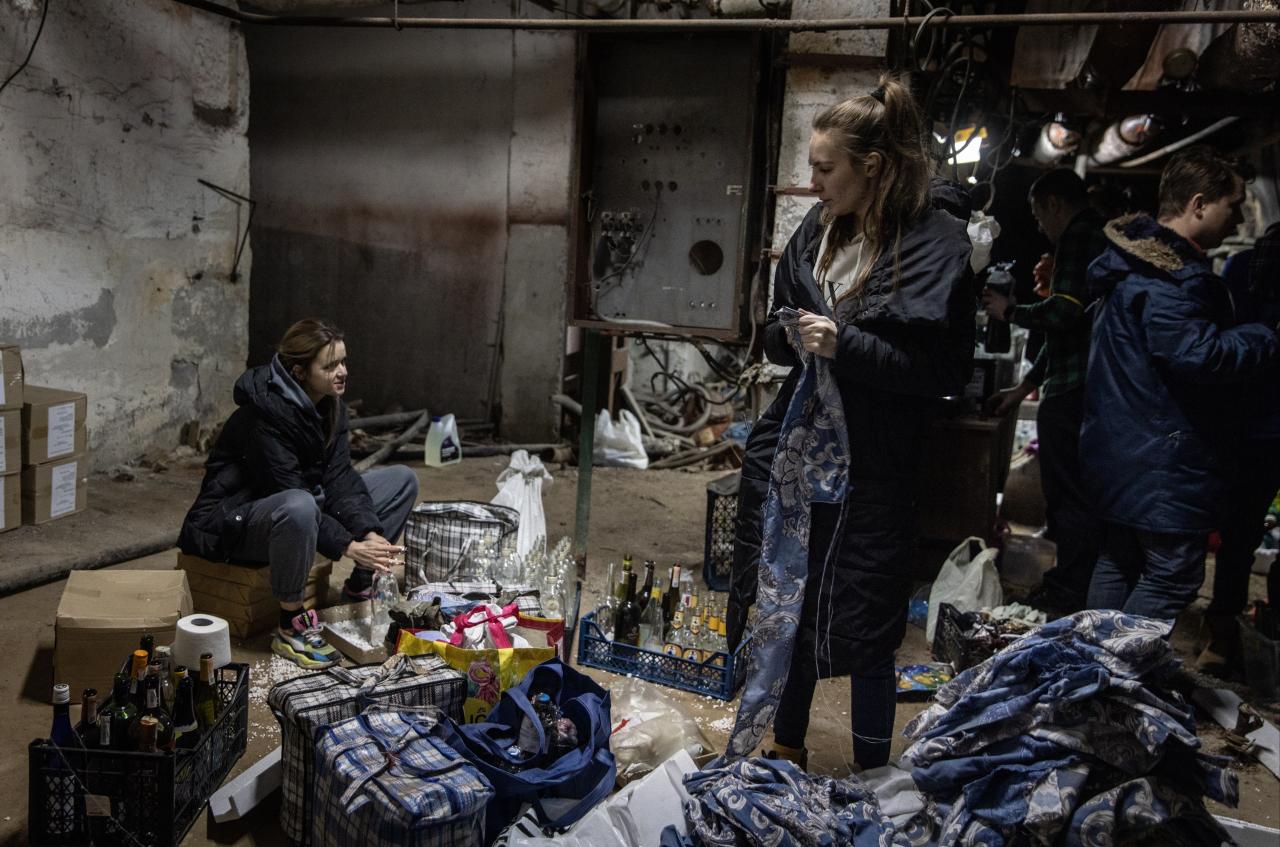 Héroes civiles fabrican bombas en el sótano de un refugio antiaéreo en Kiev