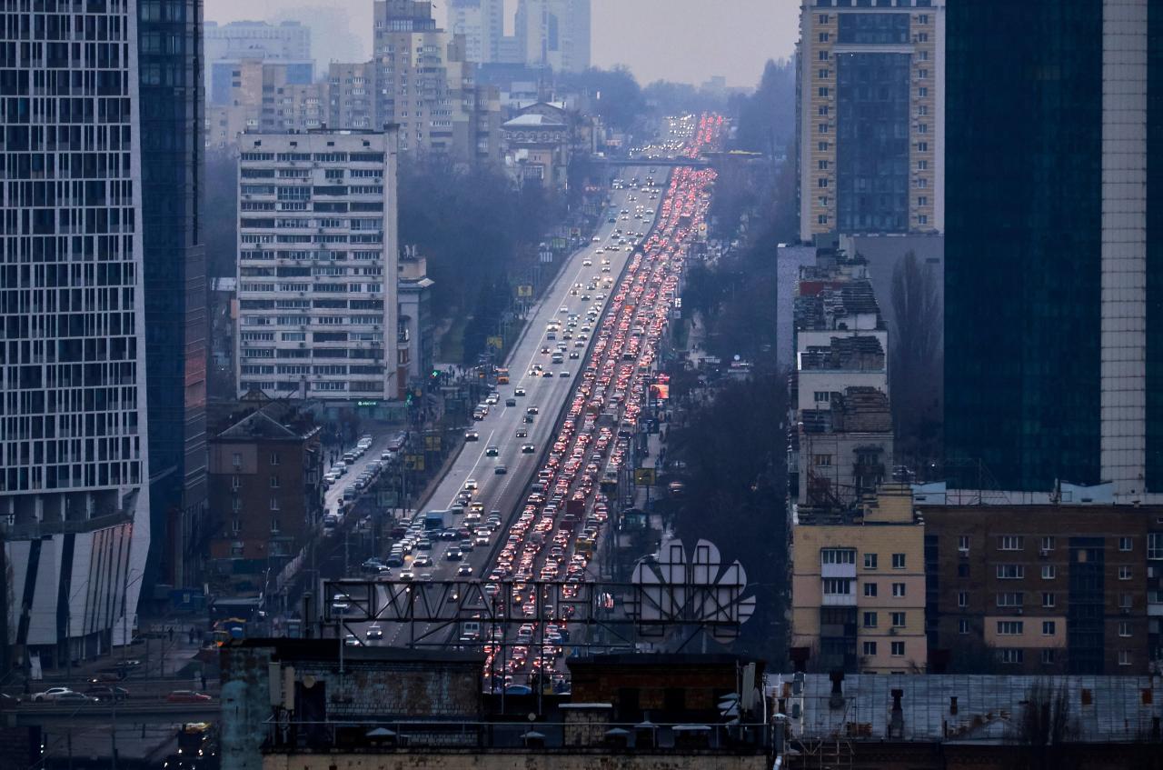 Tráfico en Kiev cuando miles huyeron esta mañana de los ataques aéreos