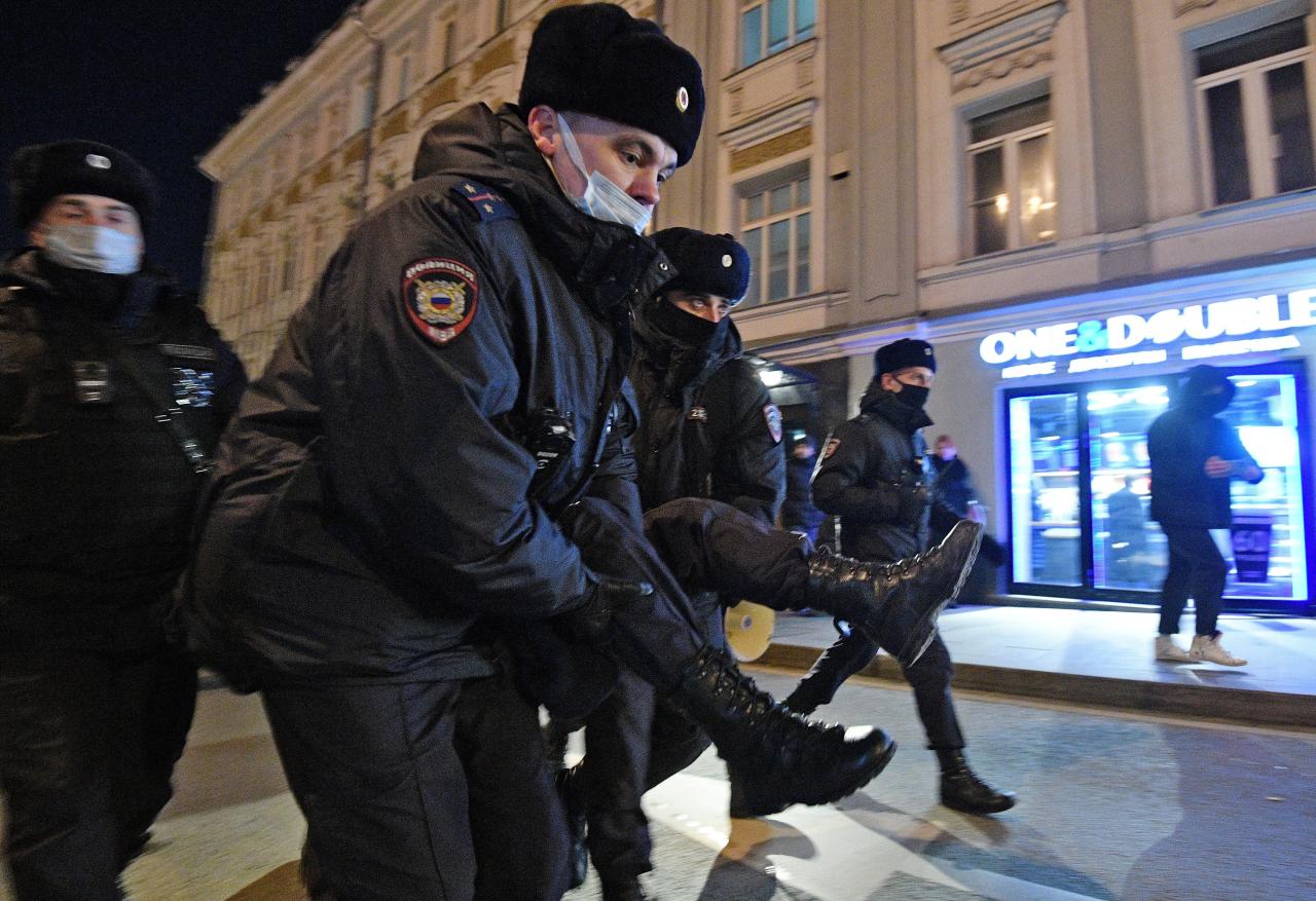 Enormes manifestaciones estallaron en Moscú y San Petersburgo.