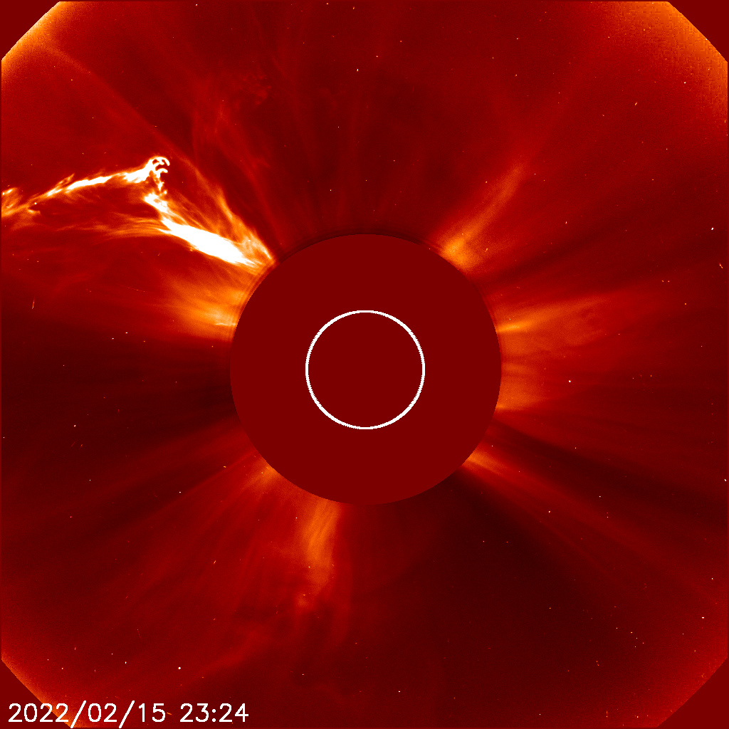 Una enorme columna de plasma caliente (blanco) brotó del Sol el martes.