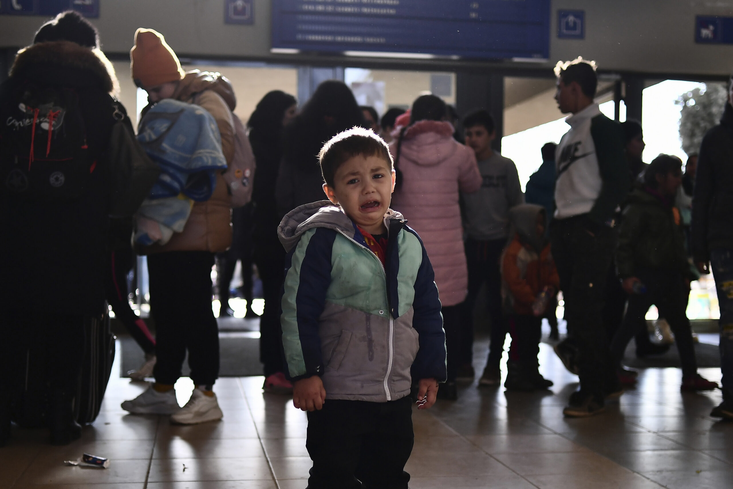 Esta desgarradora foto muestra a un niño llorando en una estación de tren