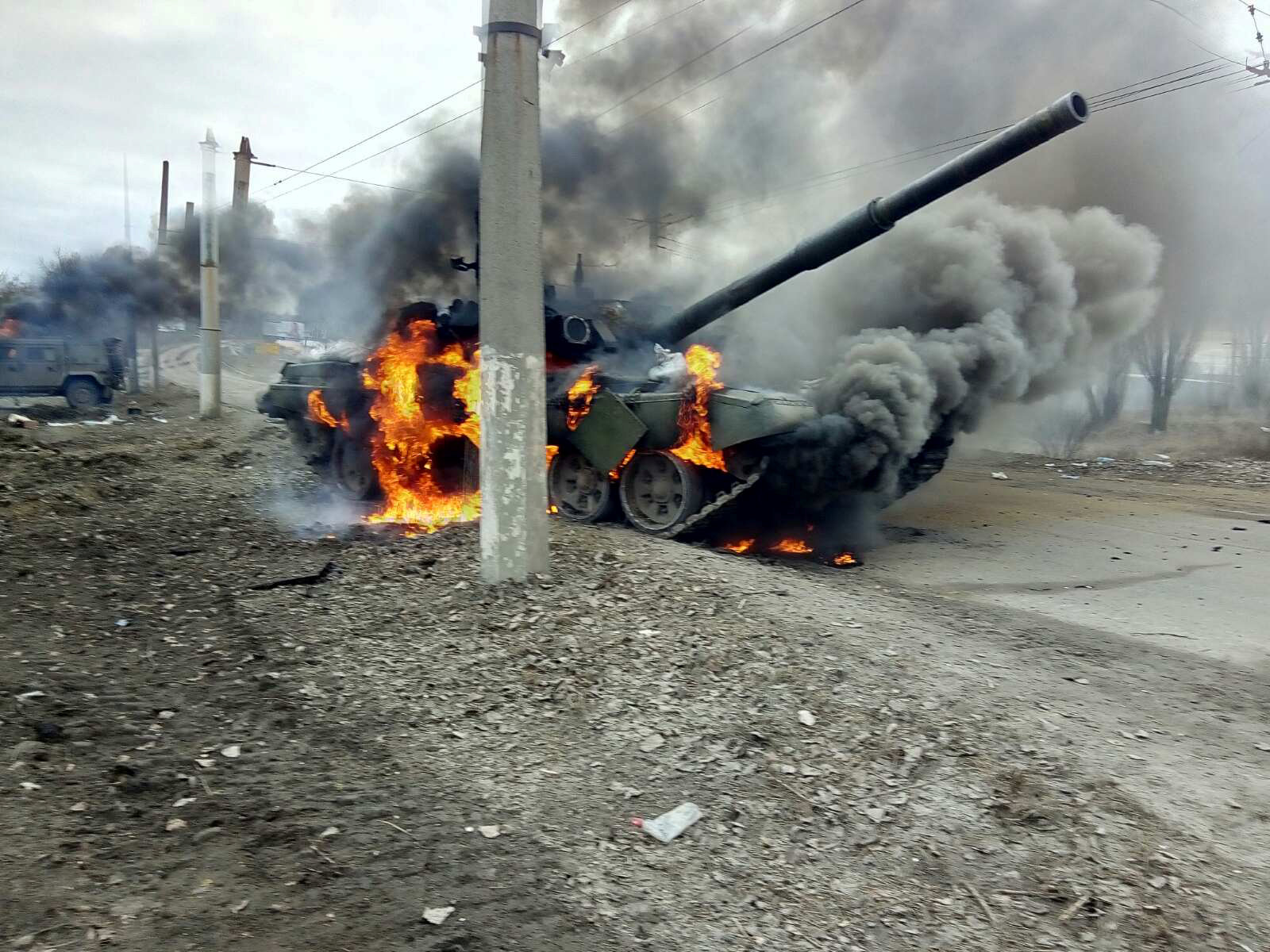Un tanque ruso en llamas después de ser alcanzado por las fuerzas ucranianas