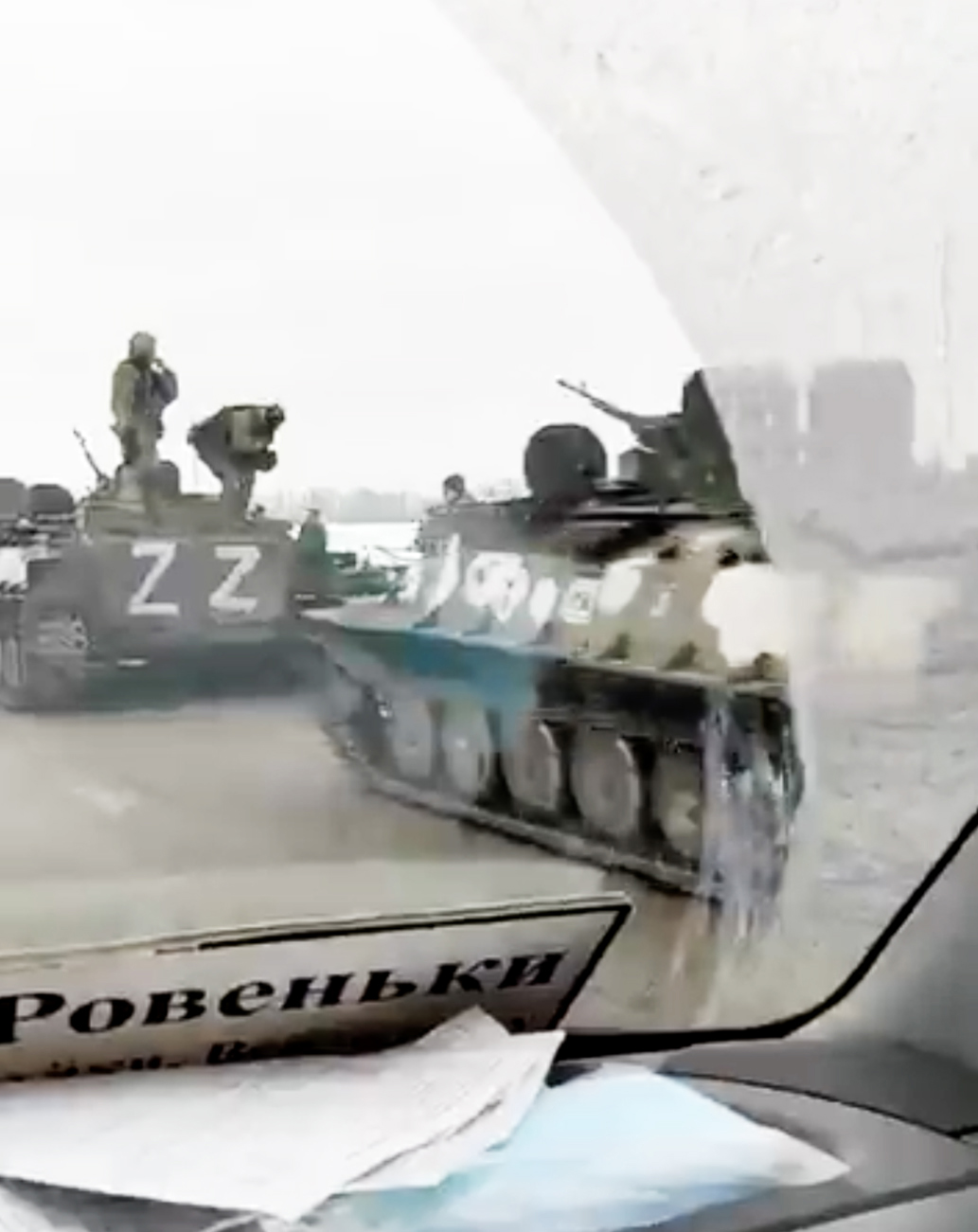 Los vehículos rusos fueron filmados en movimiento, todos marcados con el símbolo