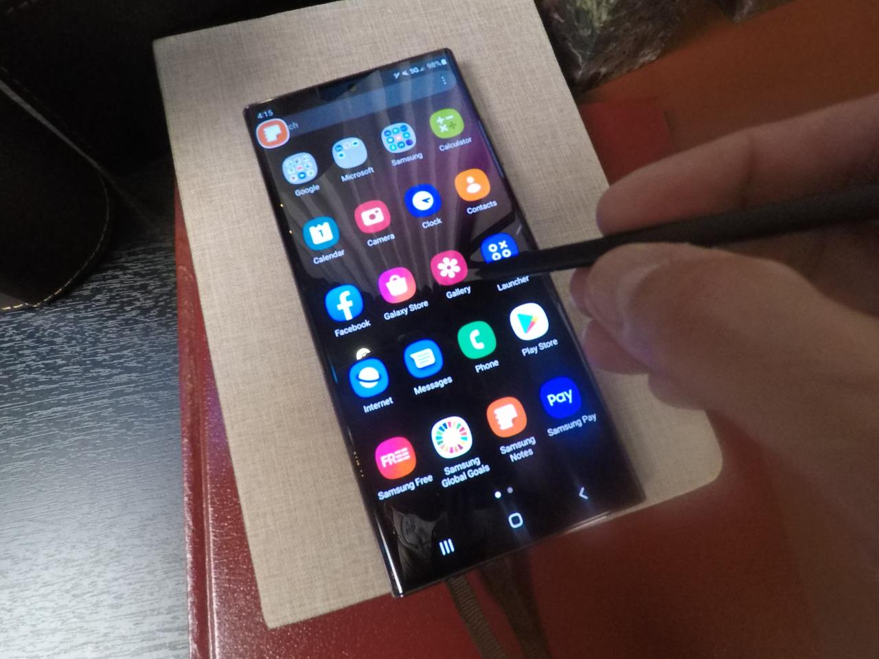 El Galaxy S22 Ultra viene con un lápiz óptico S-Pen