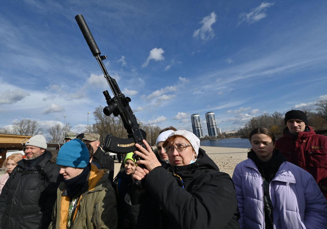 Los ucranianos fueron llamados a tomar las armas contra la invasión rusa