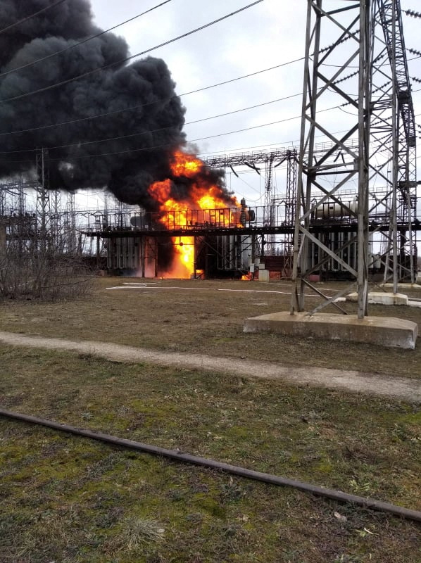 La familia está sin electricidad después de que se sospechara que los separatistas prorrusos que gobiernan la región rebelde de Donetsk destruyeron sus propias plantas de energía en una llamada operación de bandera falsa para provocar la guerra.
