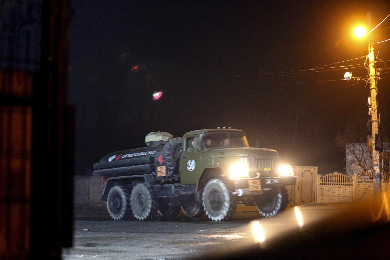 Vehículos militares rusos en movimiento en la región rebelde de Donetsk
