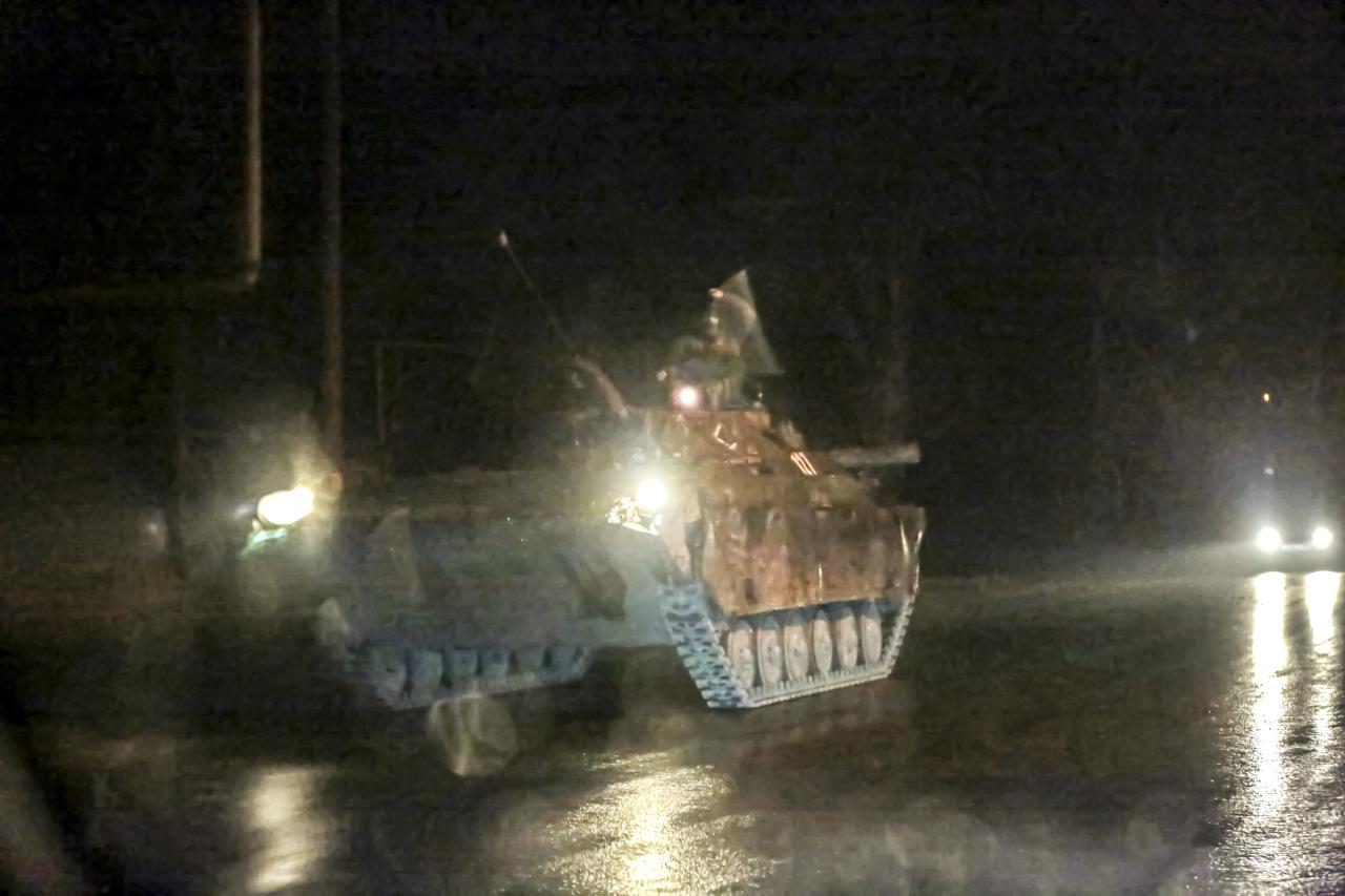 También se vieron tanques en las carreteras.
