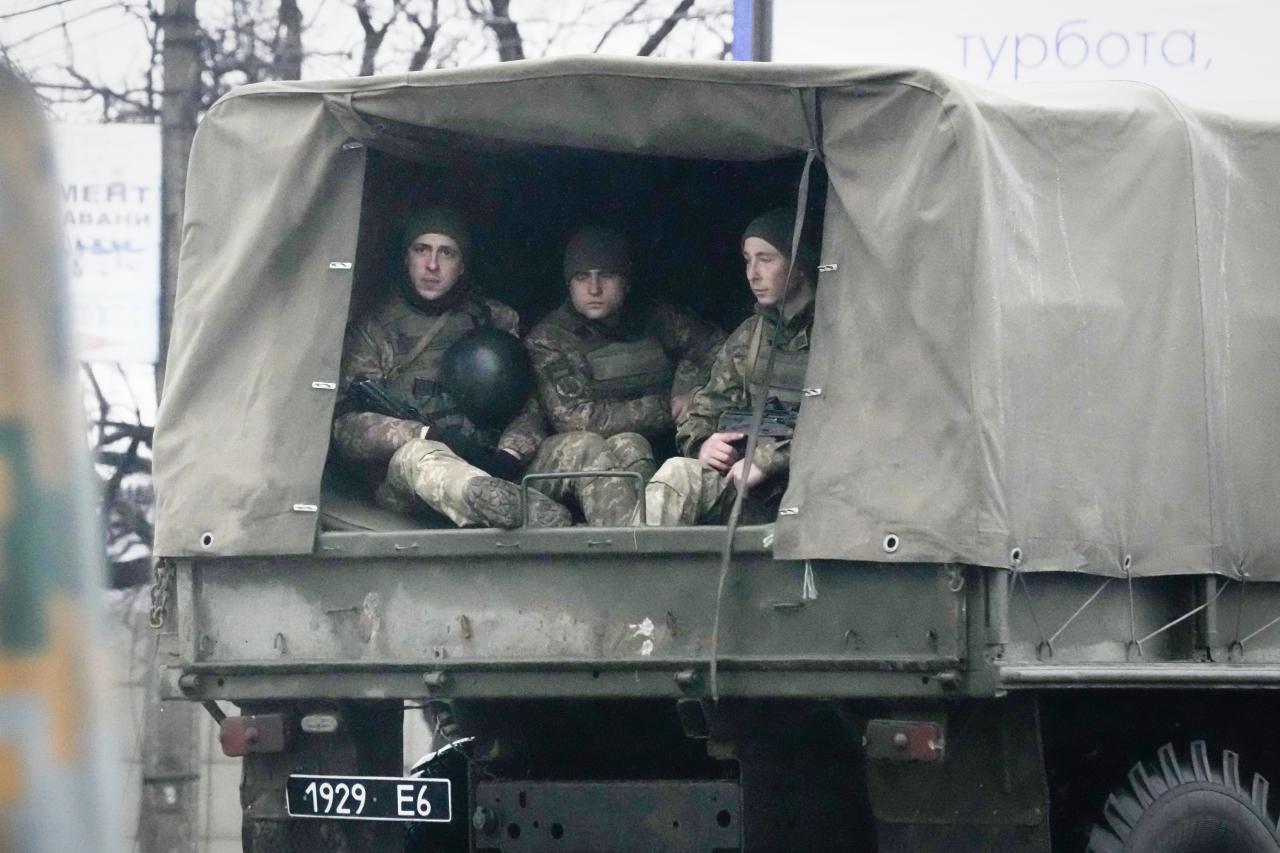 Soldados ucranianos en Mariupol, Ucrania después del ataque ruso