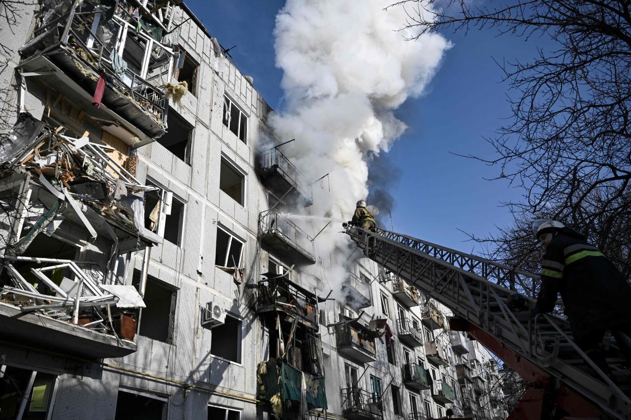 Los bomberos limpian los apartamentos después de que el cohete de hoy golpeó Chuguiv