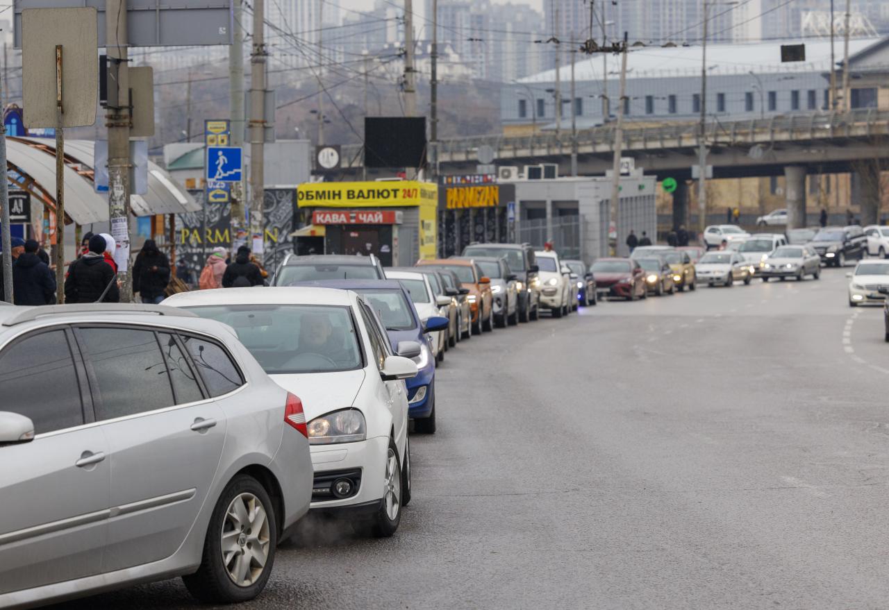 Se forman grandes colas en las gasolineras de Kiev tras los ataques rusos