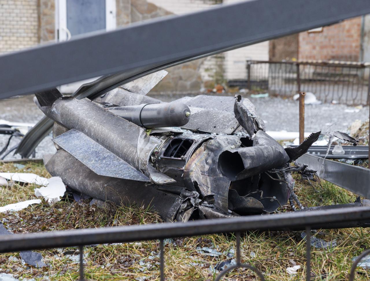 Restos de un cohete ruso que golpeó una valla publicitaria en el distrito de Holosiyvaki en Kiev