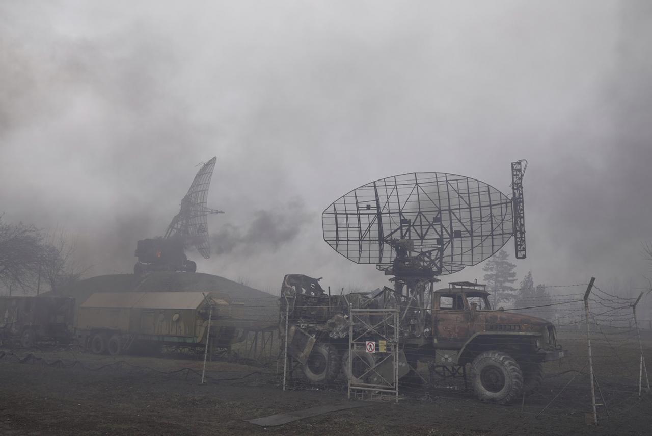 El humo se eleva desde una base de defensa aérea después de un aparente ataque ruso en Mariupol, Ucrania