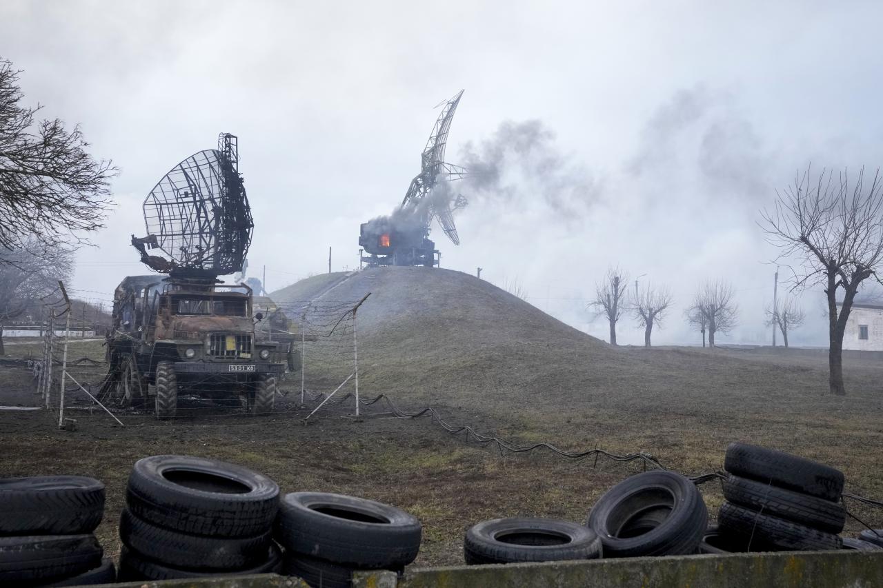 El equipo de radar móvil anterior fue destruido durante un ataque aéreo ruso cerca de Mariupol.
