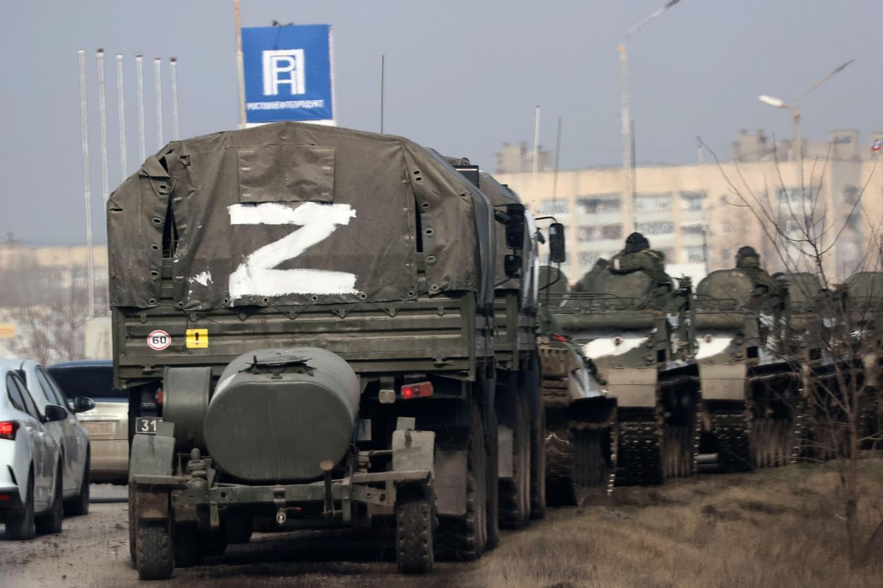 Una columna de camiones militares pasa por la ciudad de Armiańsk