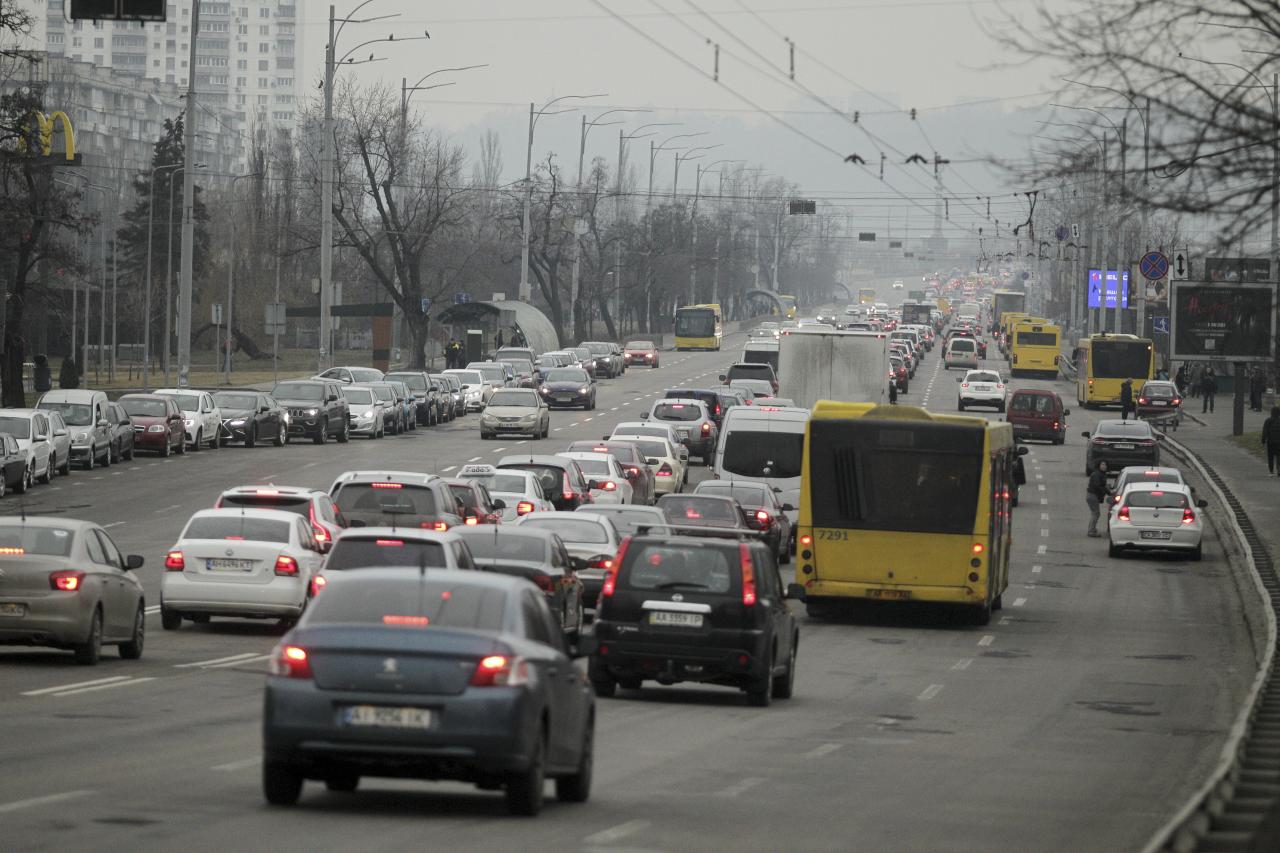 Miles huyen de Kiev hacia el oeste a medida que se acercan las tropas rusas