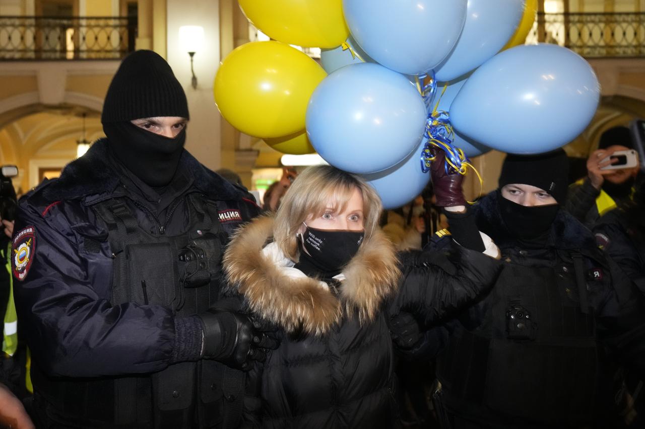 La policía detiene a una mujer durante una protesta contra el ataque ruso a Ucrania en San Petersburgo, Rusia