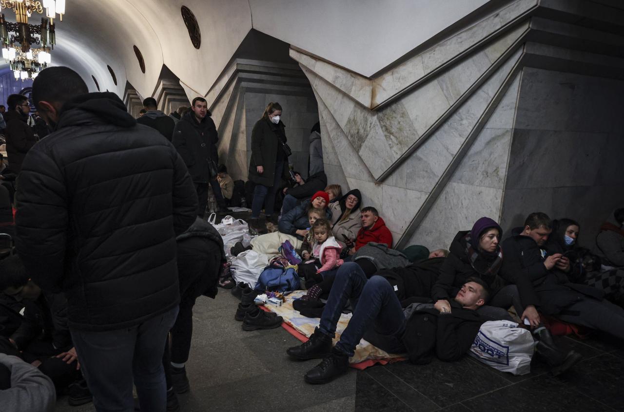 Ciudadanos desesperados se refugiaron en estaciones de metro cerca de Kiev para evitar bombardeos