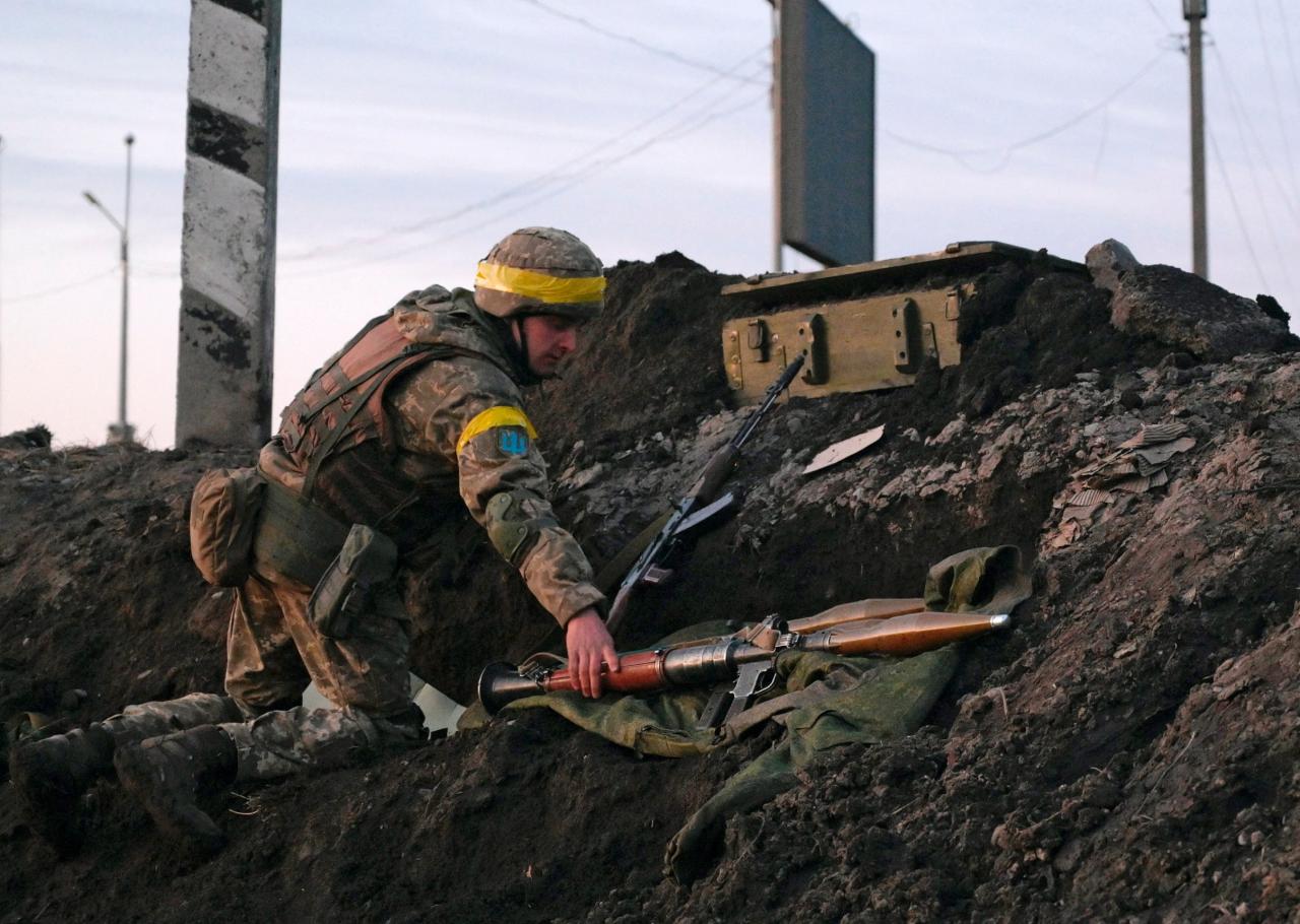 Un soldado ucraniano sostiene un lanzagranadas propulsado por cohetes en las afueras de la ciudad de Kharkiv.