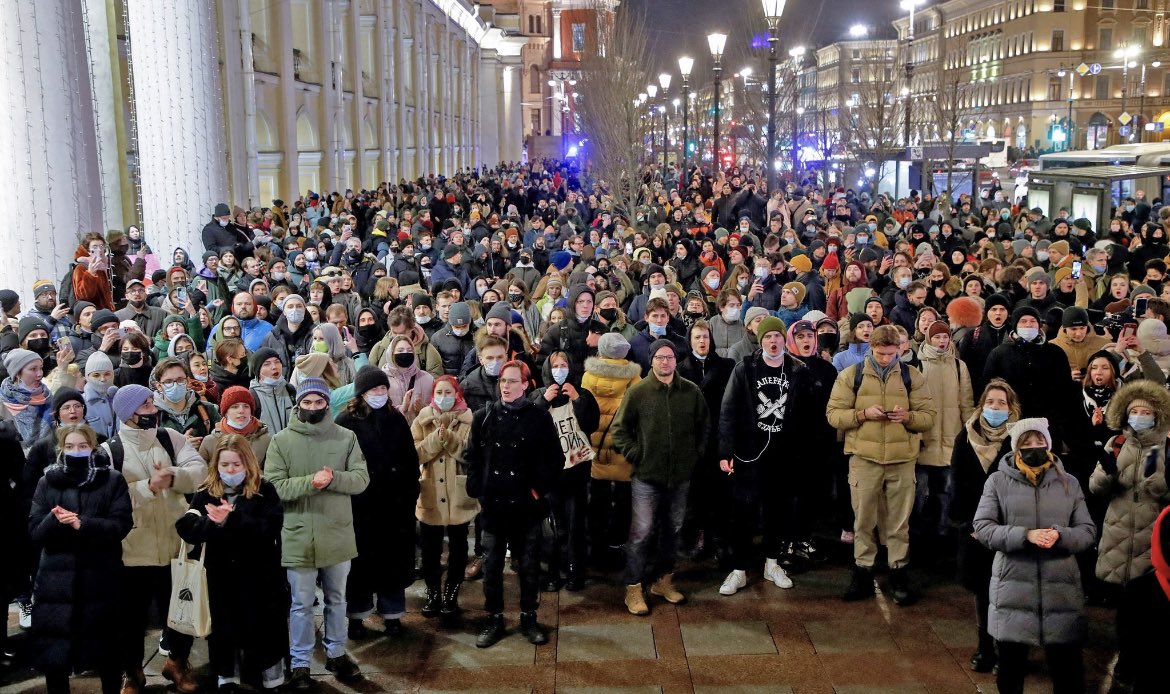 Pese a las detenciones en San Petersburgo, las protestas continúan hasta el anochecer