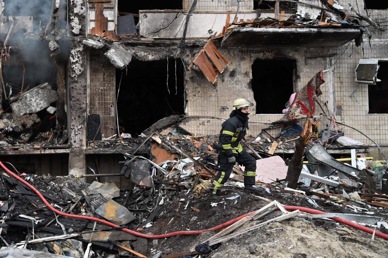 Edificio de apartamentos dañado en la calle Koshytsa, un suburbio de Kiev