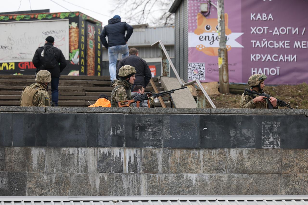 Los soldados ocuparon posiciones en la carretera principal de Kiev.