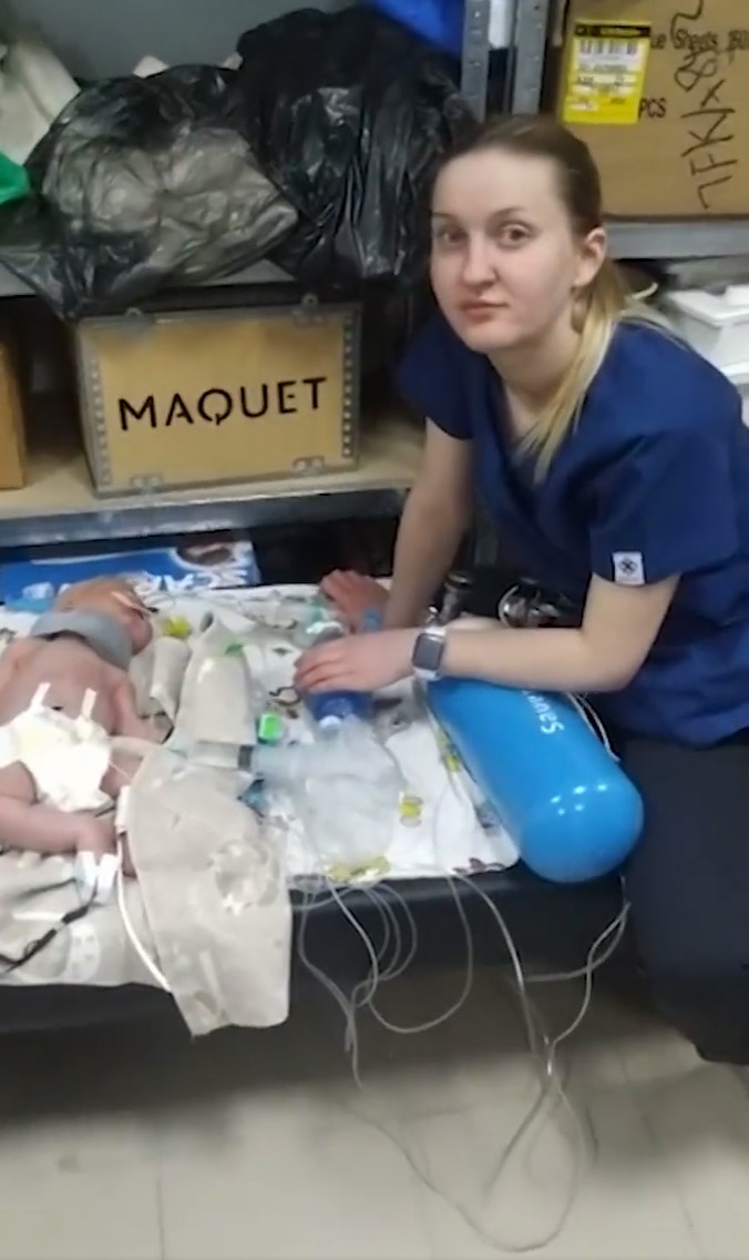 Una de las valientes enfermeras con recién nacidos en un refugio improvisado