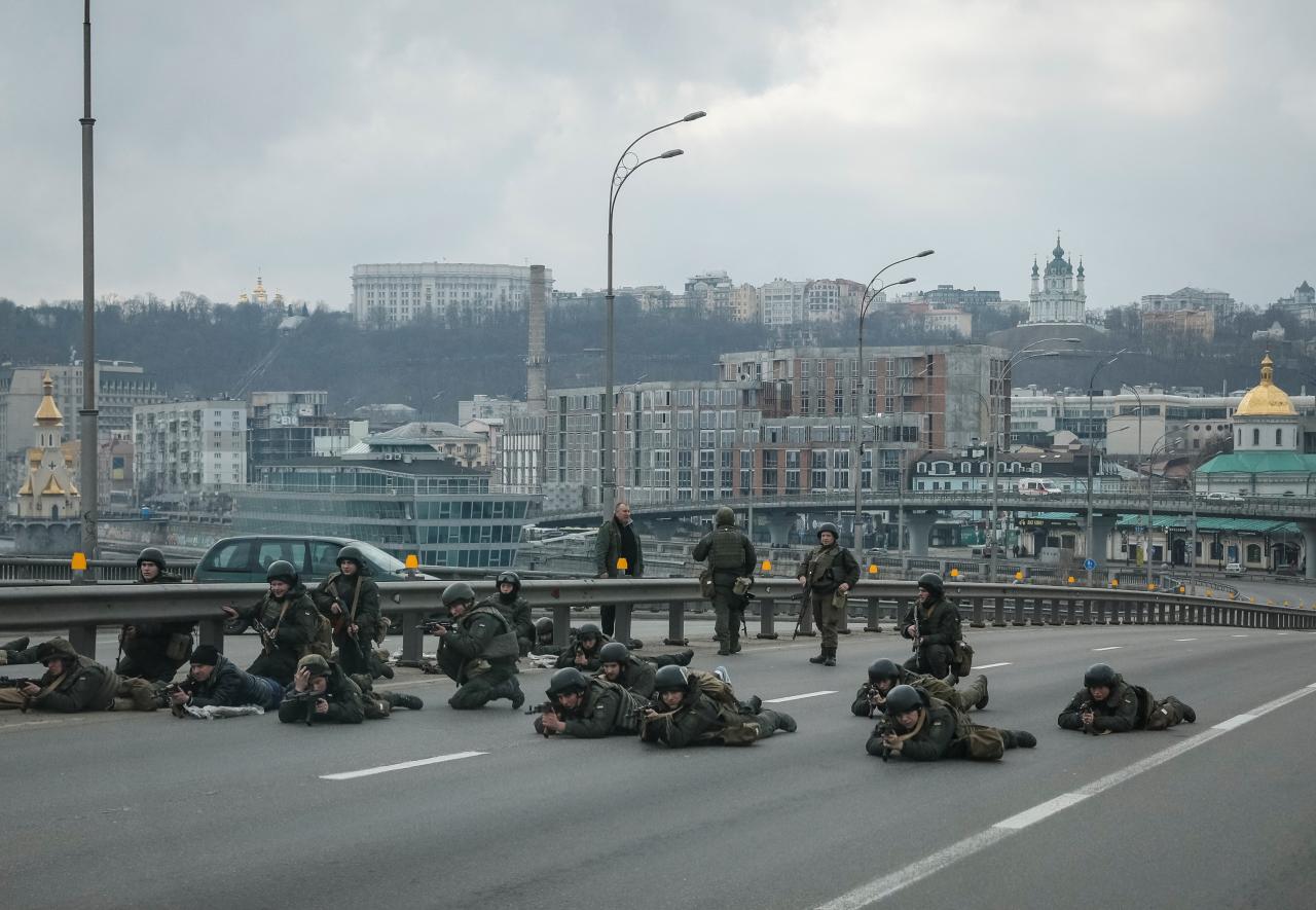 Los soldados ucranianos se preparan para el asedio de Kiev