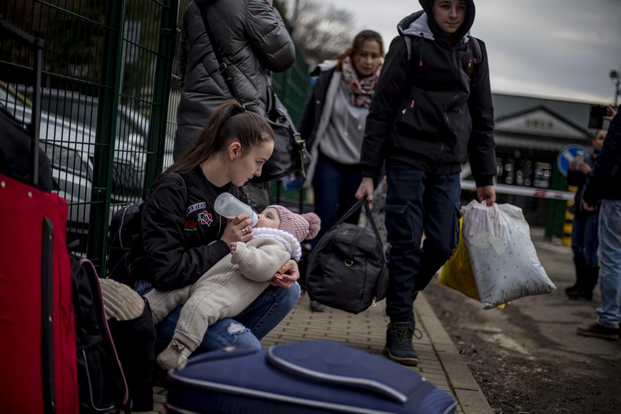 En la foto, una madre amamanta a su hijo en la frontera de Eslovaquia.