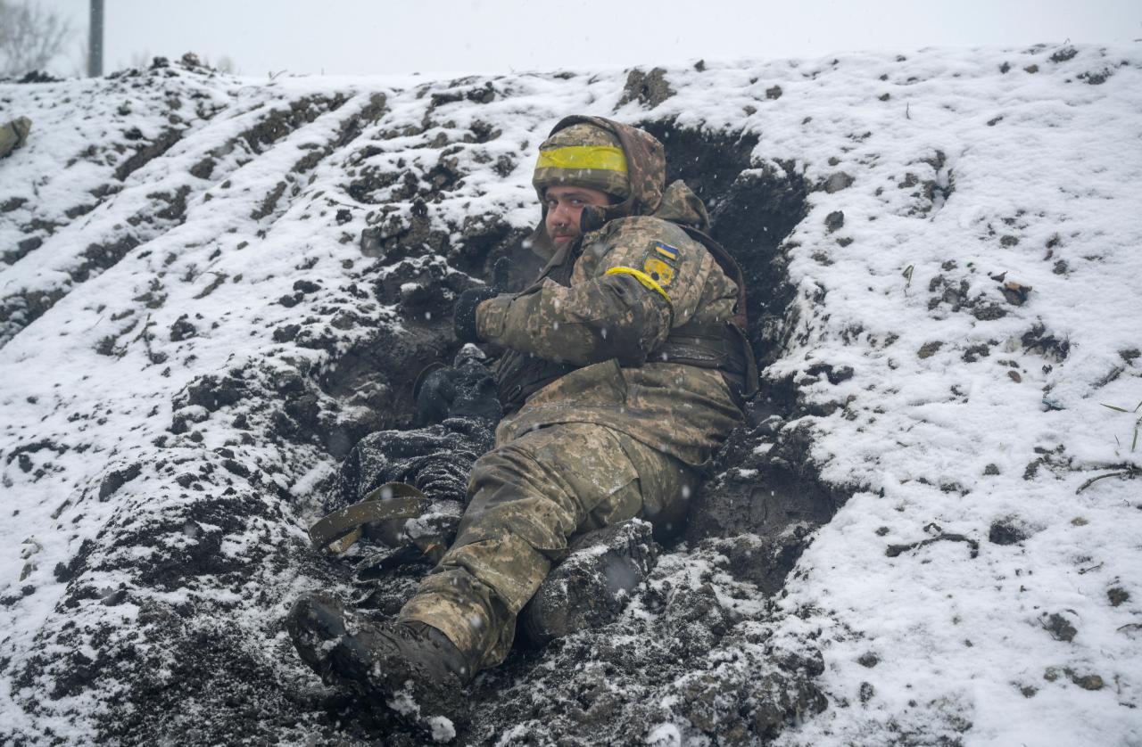 Un soldado ucraniano yace en el suelo en una posición de combate en Kharkiv.