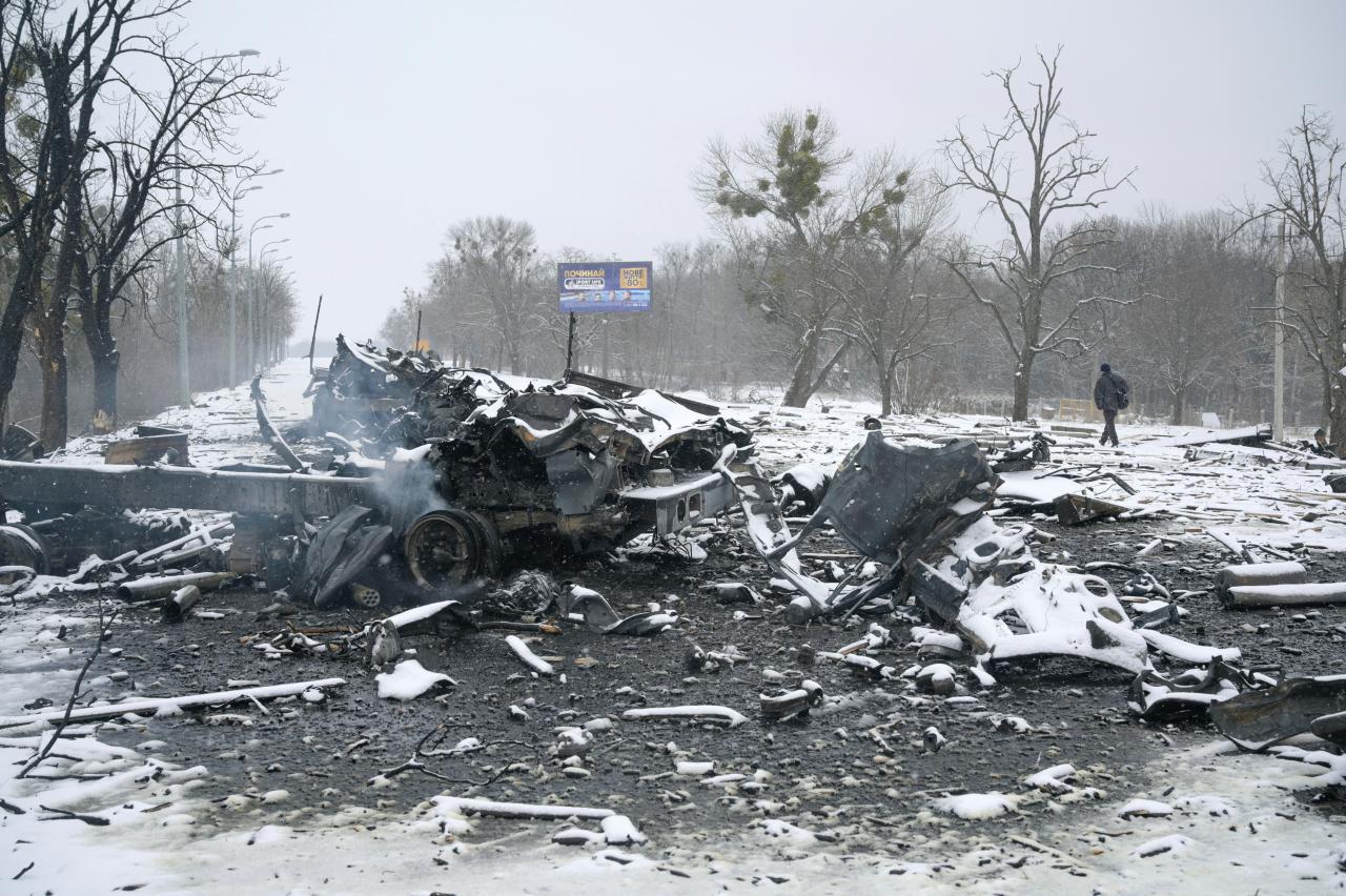 Un vehículo destruido del ejército ruso en Kharkiv