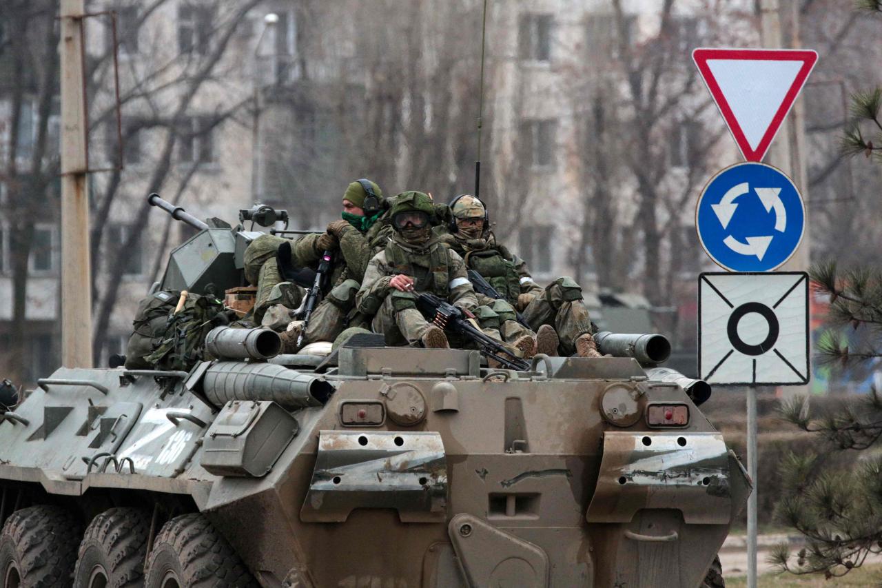 Los soldados están montando un vehículo blindado ruso en Armiańsk en Crimea.