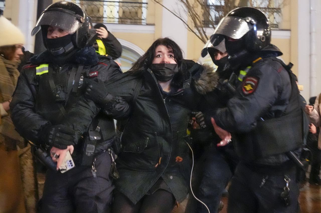 En la foto, la policía detuvo a cientos de personas en la capital de Moscú.