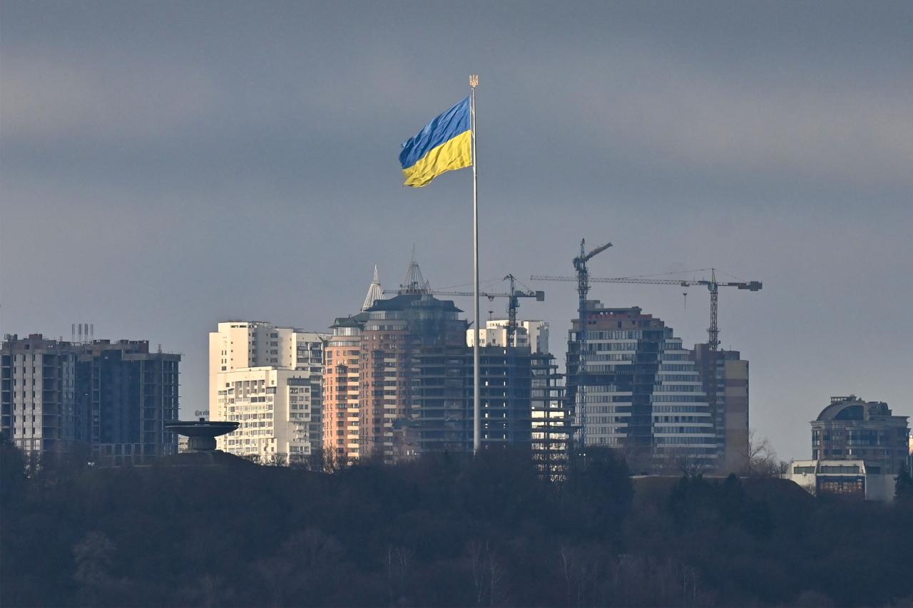 La bandera de Ucrania sigue ondeando en Kiev