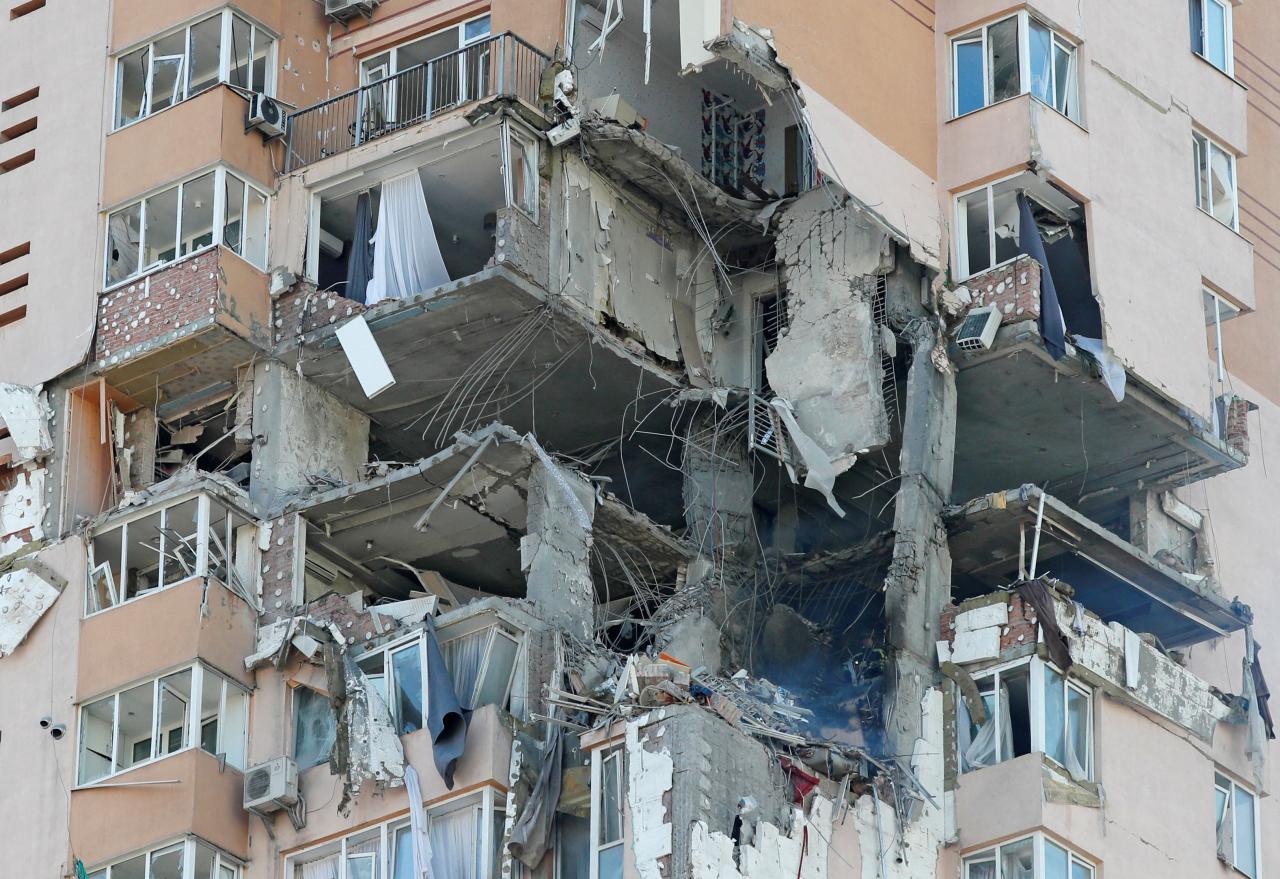 Edificio residencial dañado por recientes ataques en Kiev