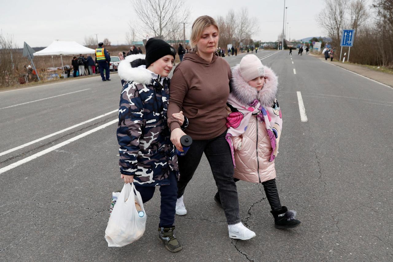 Anna camina con los niños en el cruce fronterizo de Beregsurany en Hungría