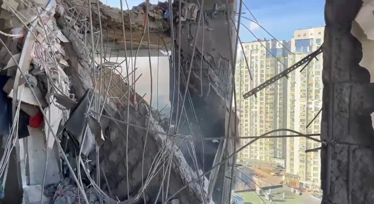 Bloque de apartamentos destruido después del atentado de hoy