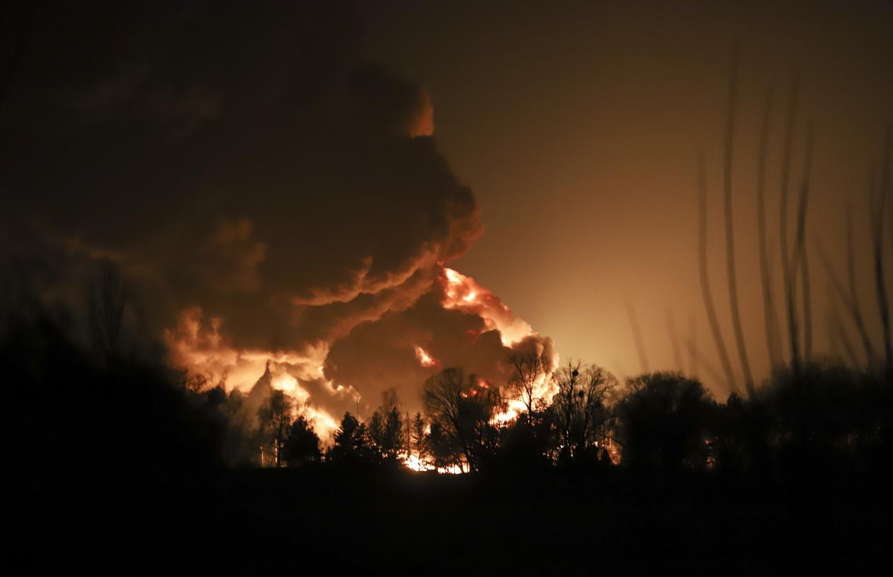 El humo sale de un depósito de petróleo en Wasylków, a unos 25 metros al oeste de Kiev, después de un ataque con cohetes rusos.