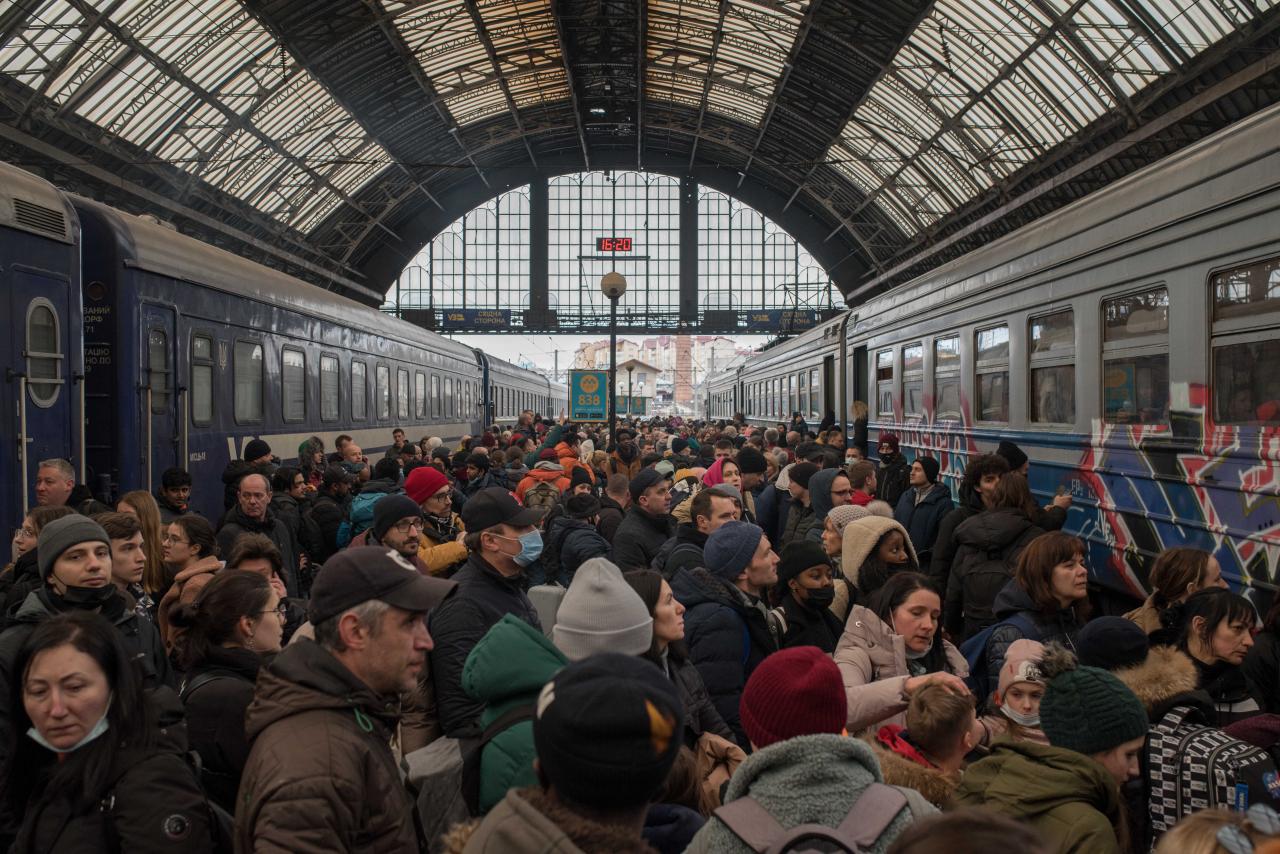 Caos en la estación de tren de Lviv, miles intentan escapar a Polonia