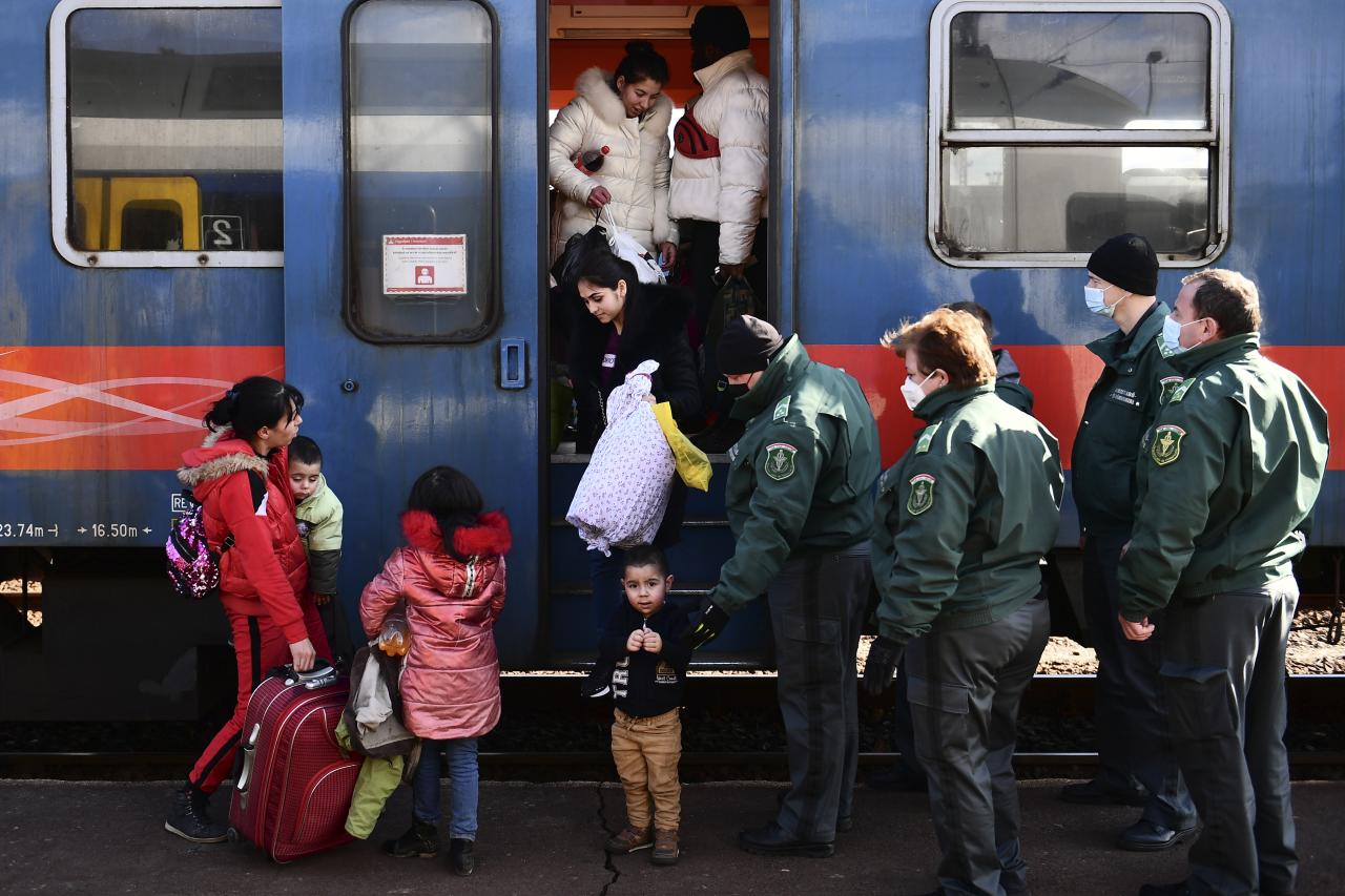 Las personas que huyen del conflicto de la vecina Ucrania llegan a Zahona en Hungría