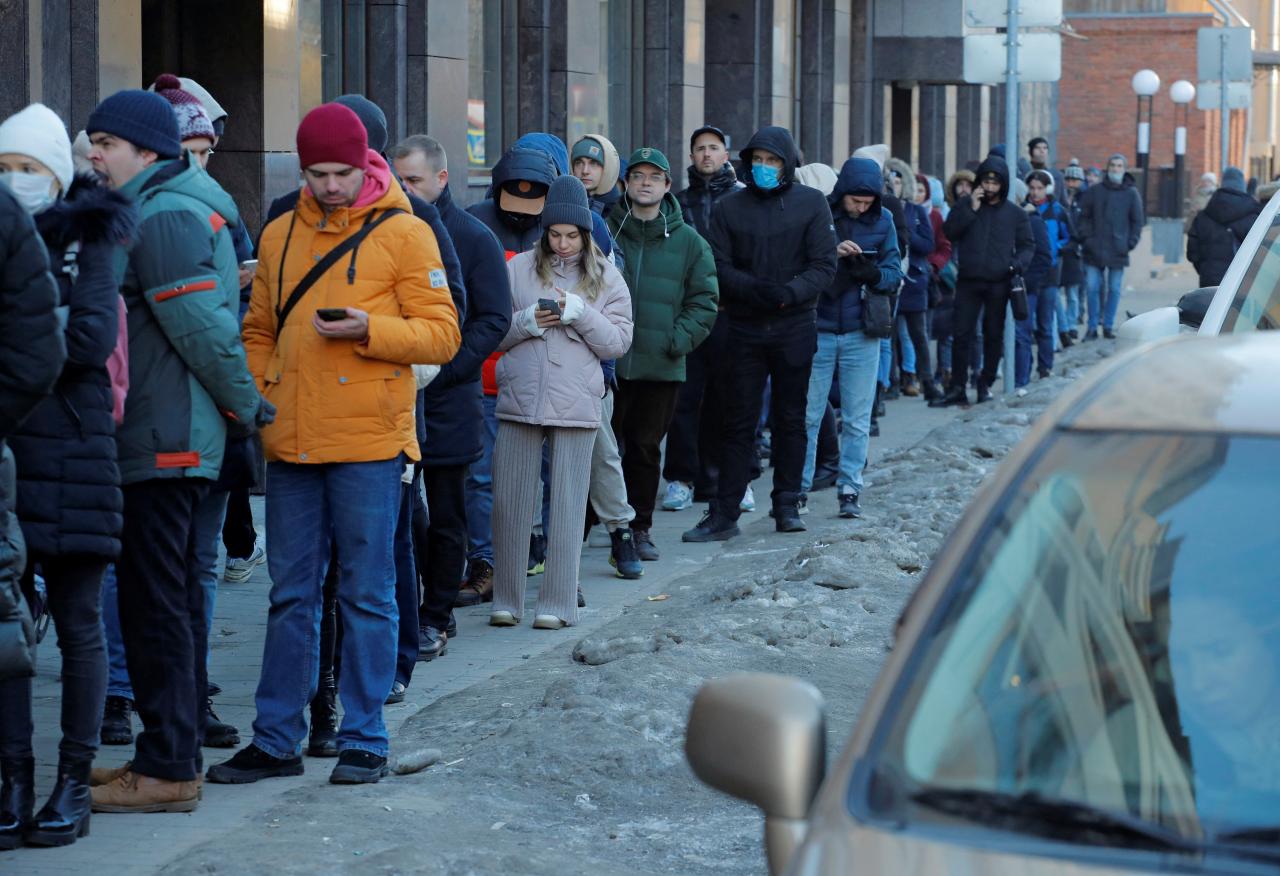 Largas filas frente a los bancos aparecieron en todo San Petersburgo