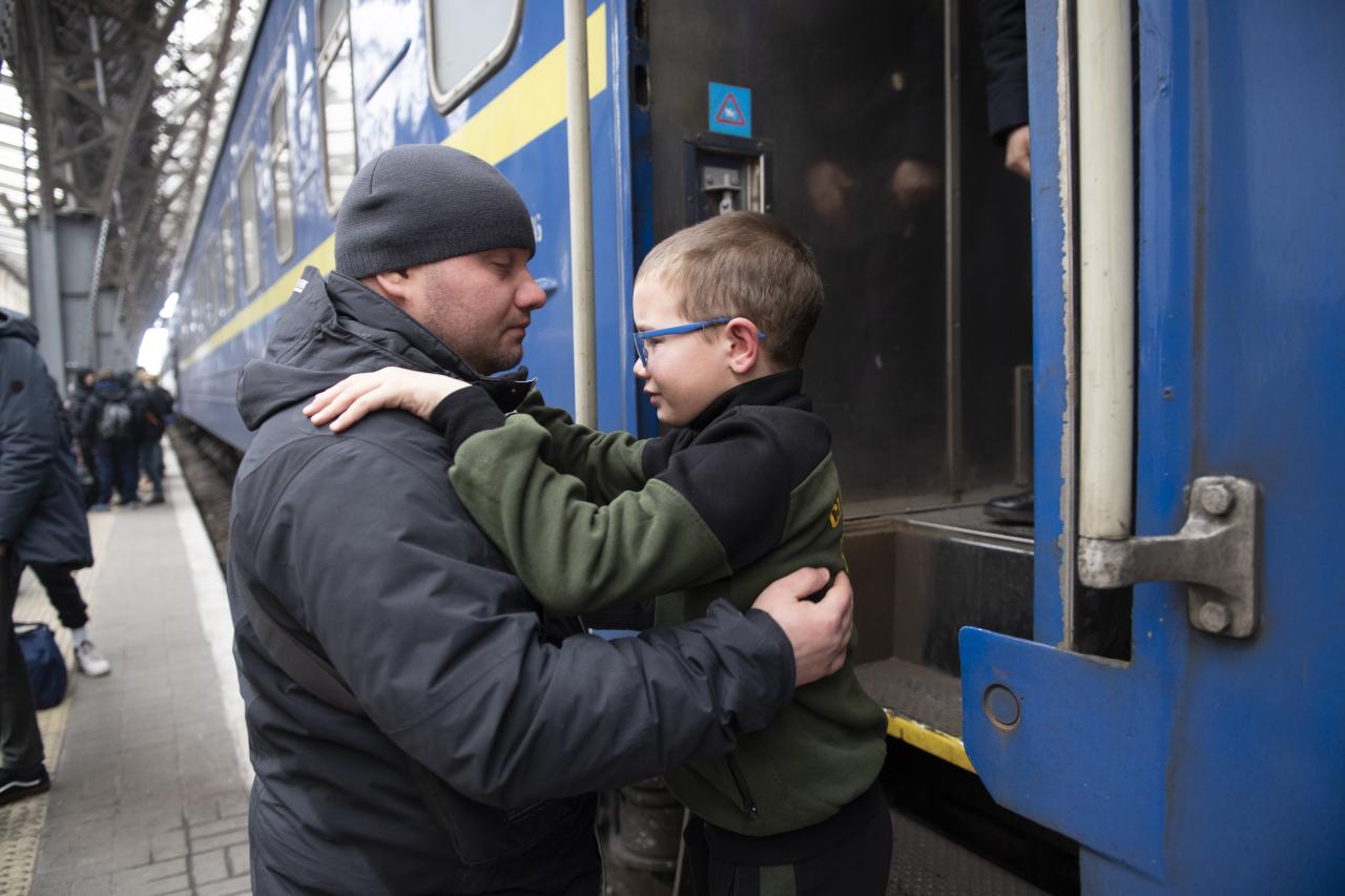 El padre de Ruslan se despide de su hijo Georgi en la estación de tren de Lviv