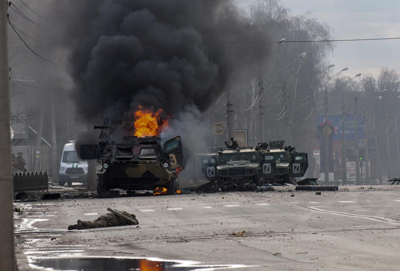 Un camión militar se quema después de los combates en Kharkiv, Ucrania
