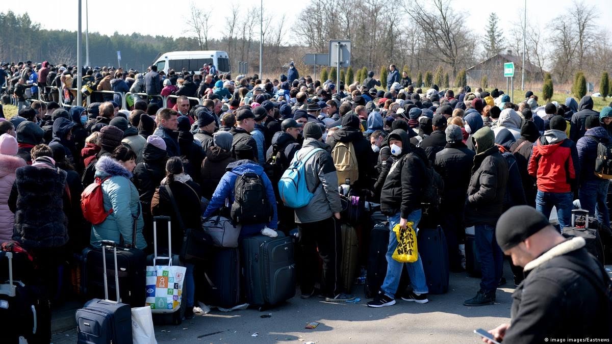 La gente espera en la frontera tratando de huir de Ucrania