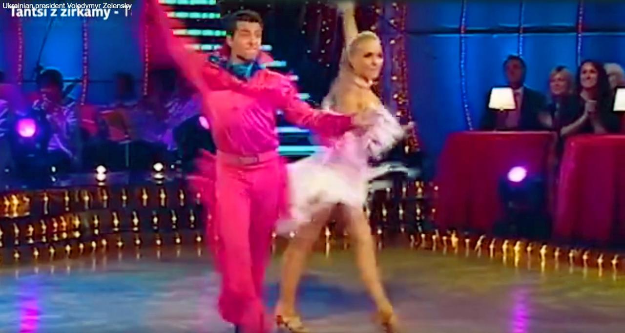 Zelenskiy saltó a la fama con un mono rosa en la versión ucraniana de Bailando con las estrellas