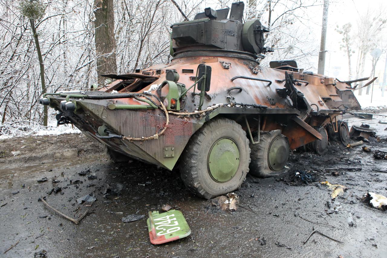 Los restos de un vehículo militar dañado en las afueras de Kharkiv en el noreste de Ucrania