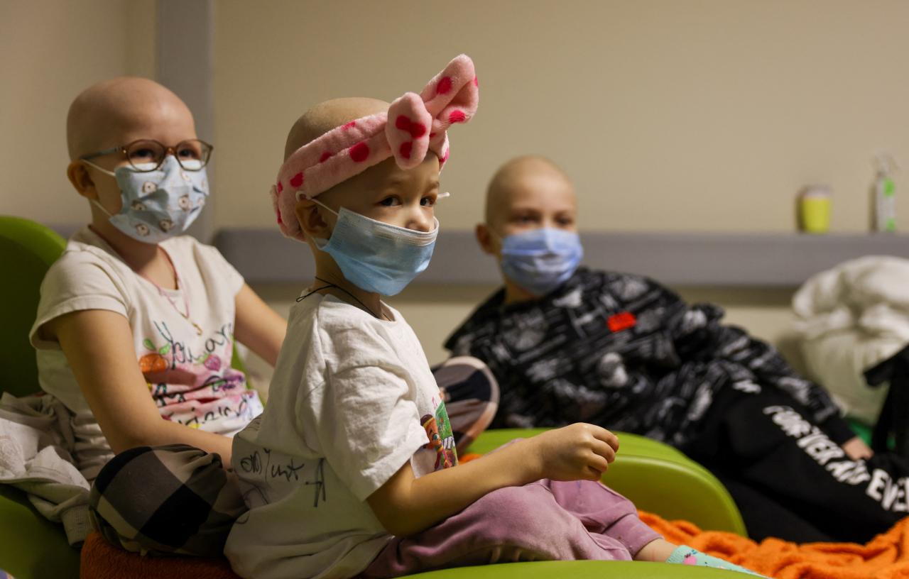 Los pacientes del Hospital Infantil Ochmadet en Kiev se sientan en el sótano durante la invasión rusa de Ucrania.